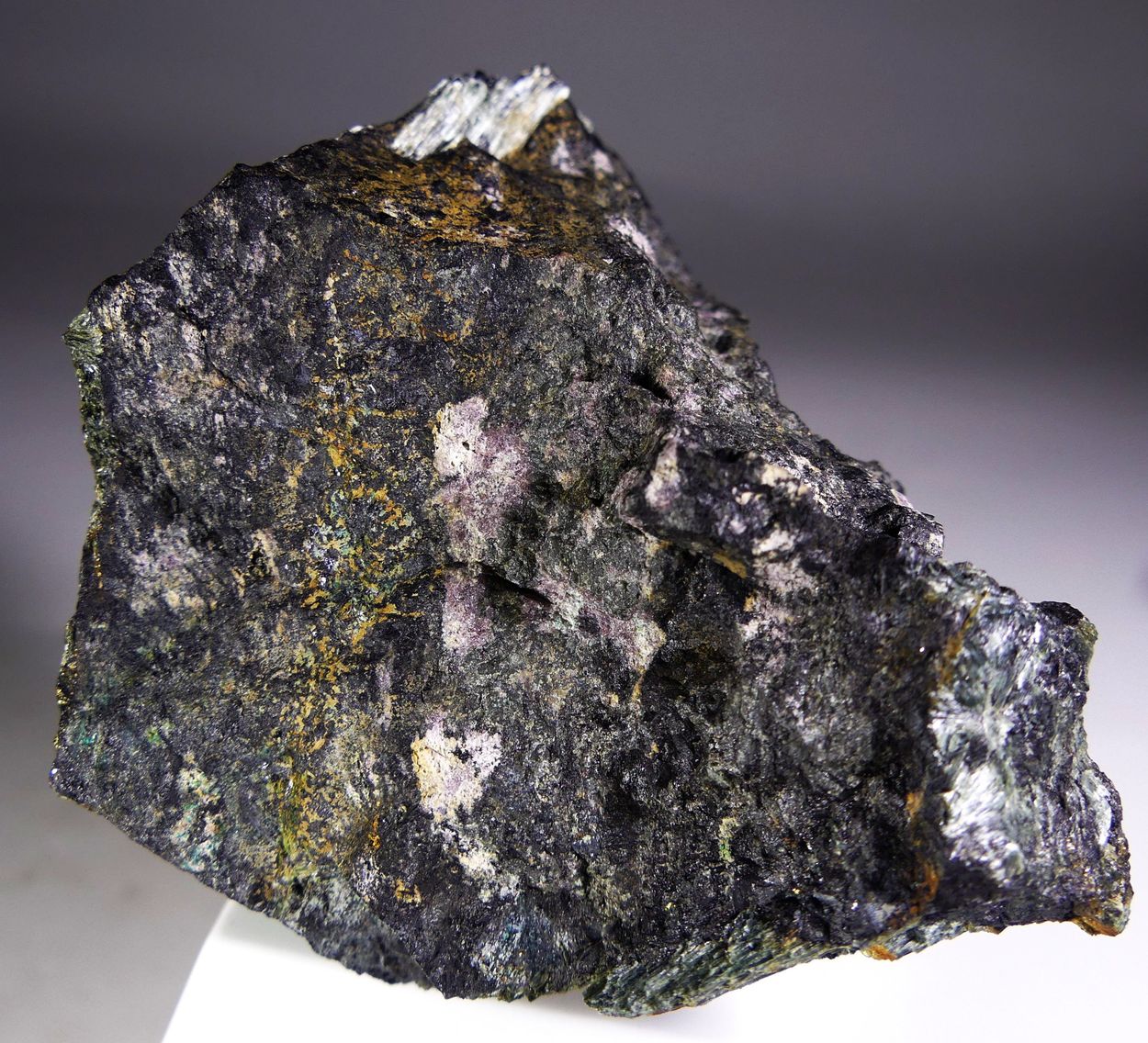 Cerite-(Ce) Törnebohmite-(Ce) Allanite & Amphibole