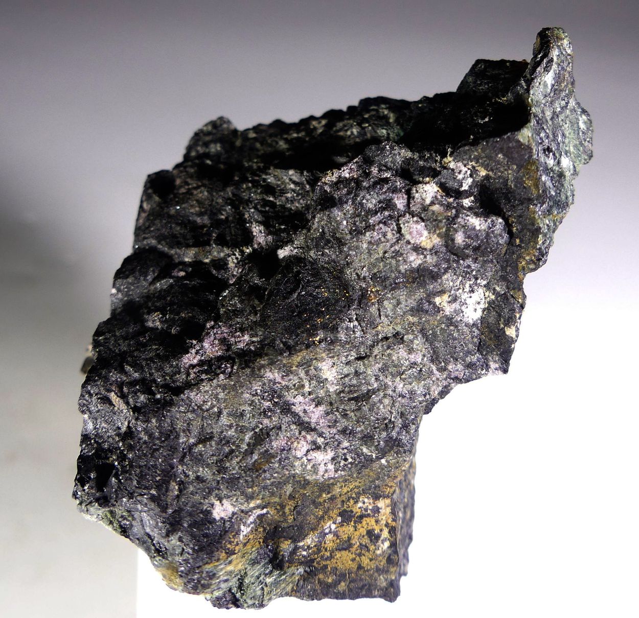 Cerite-(Ce) Törnebohmite-(Ce) Allanite & Amphibole
