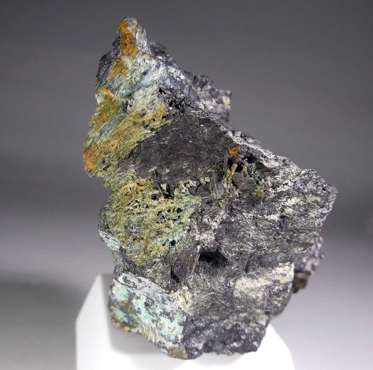 Cerite-(Ce) Törnebohmite-(Ce) Allanite & Amphibole