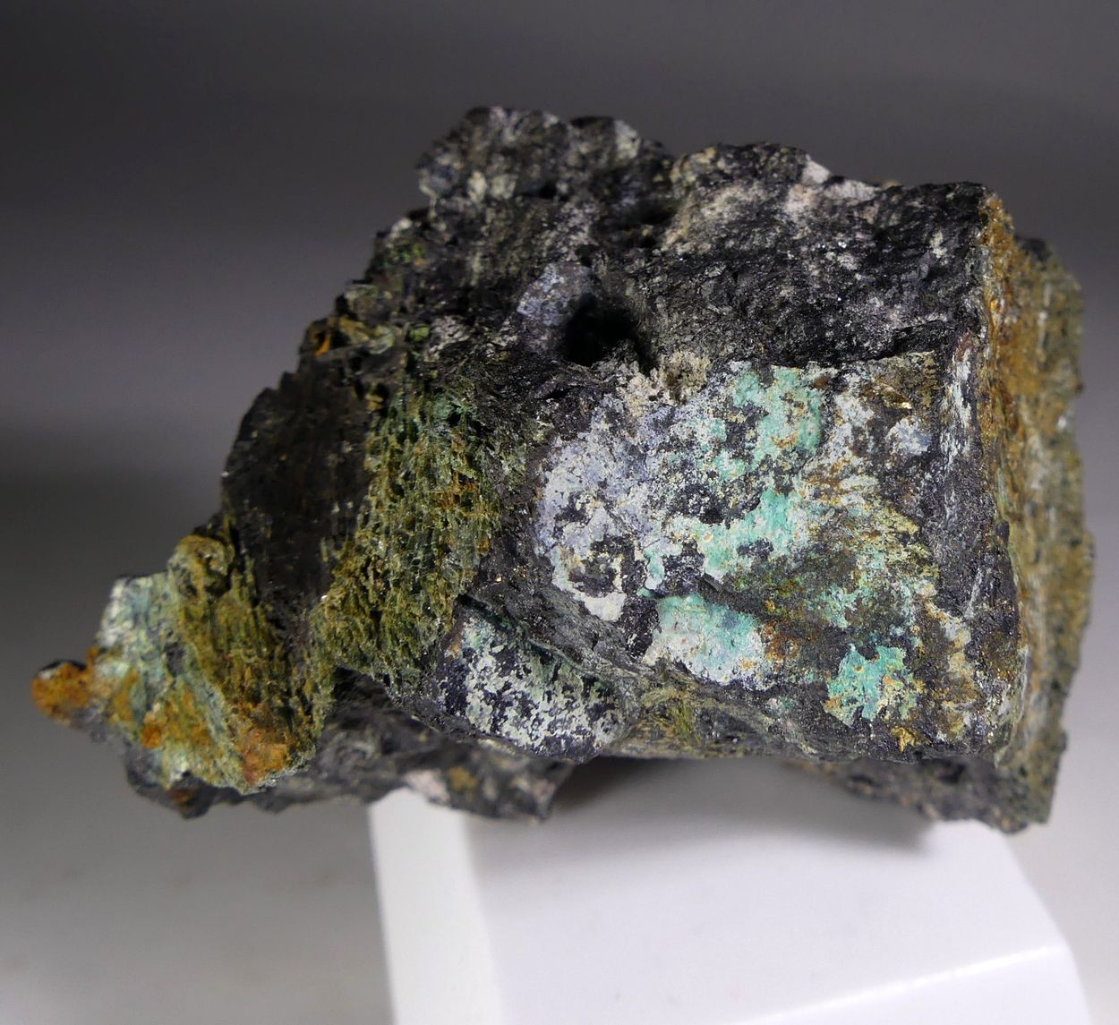 Cerite-(Ce) Törnebohmite-(Ce) Allanite & Amphibole