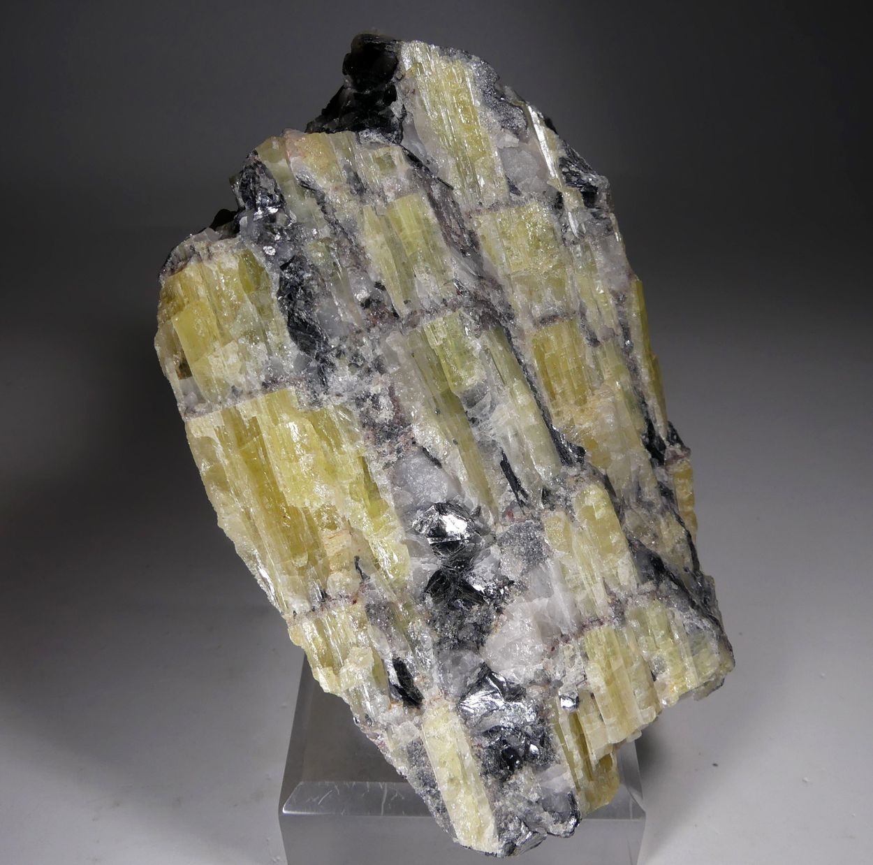 Topaz Var Pyknite With Zinnwaldite