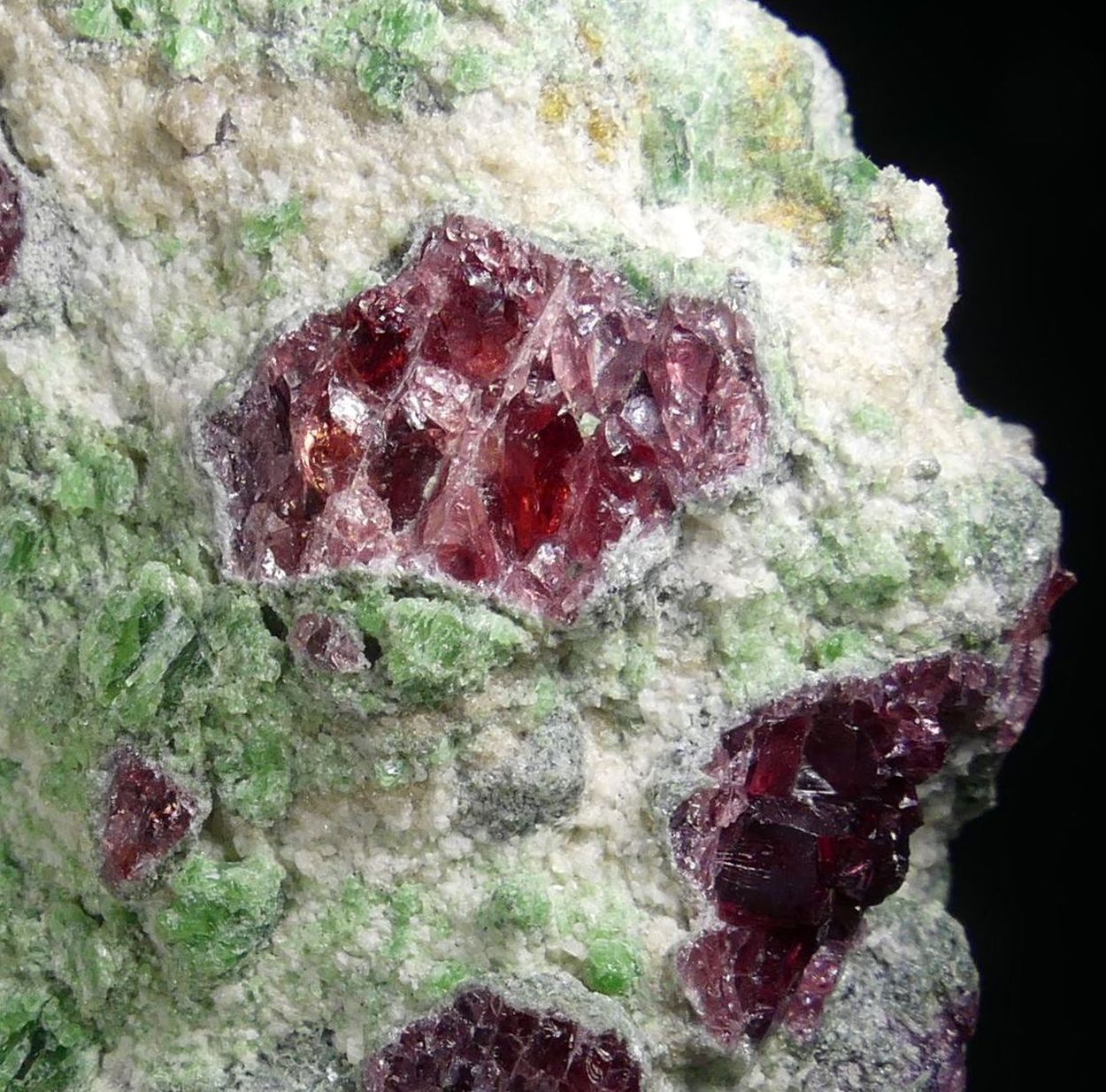 Pyrope With Chromian Diopside Forsterite & Kelyphite