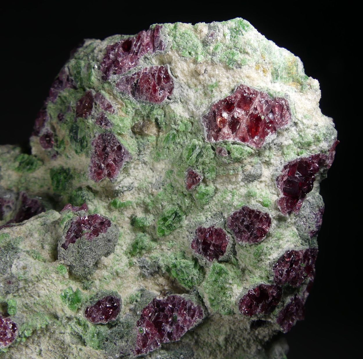 Pyrope With Chromian Diopside Forsterite & Kelyphite