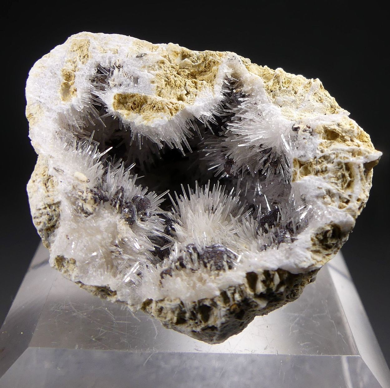 Kutnohorite On Aragonite