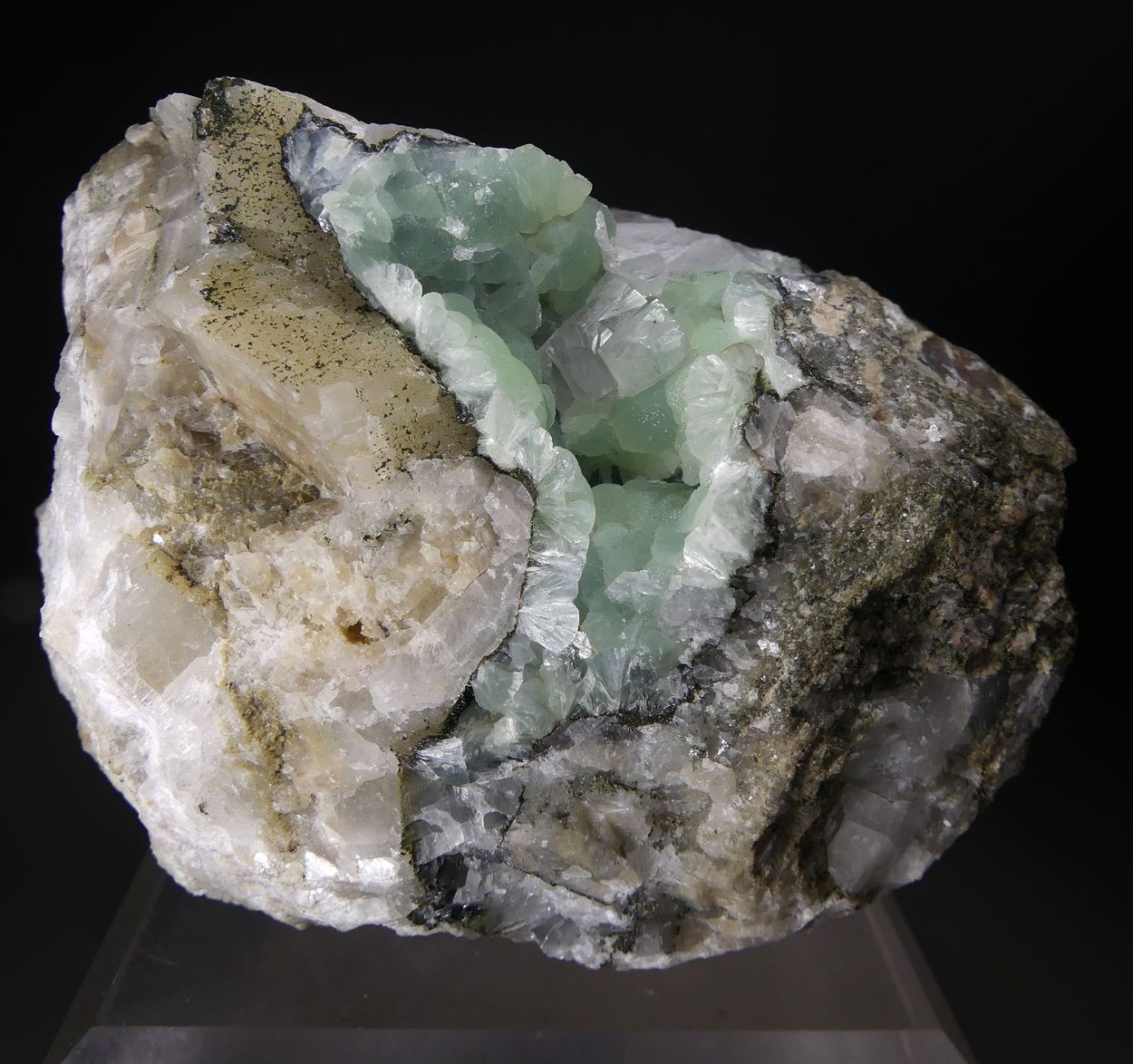 Fluorapophyllite-(K) On Prehnite