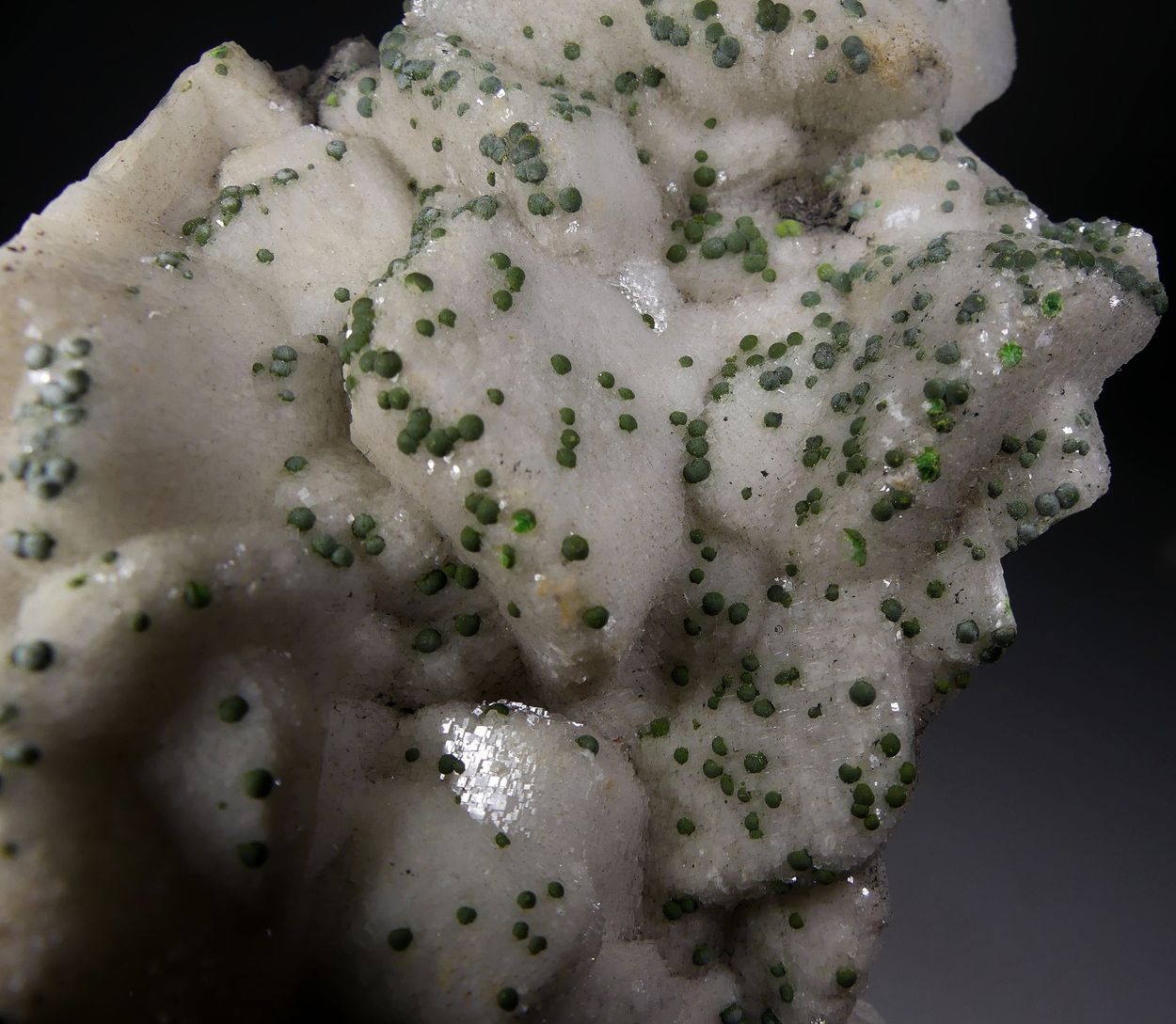 Mottramite On Dolomite Psm Calcite