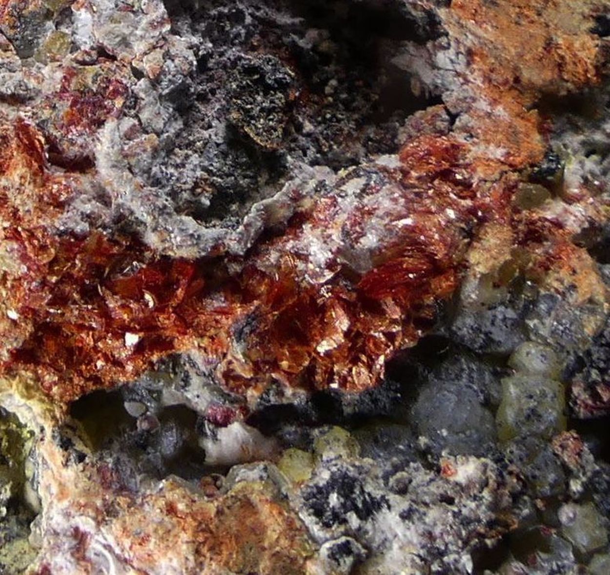 Zincite With Litharge Psm Cerussite & Hydrocerussite