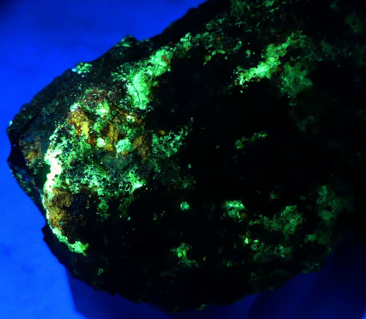 Zincite With Litharge Psm Cerussite & Hydrocerussite