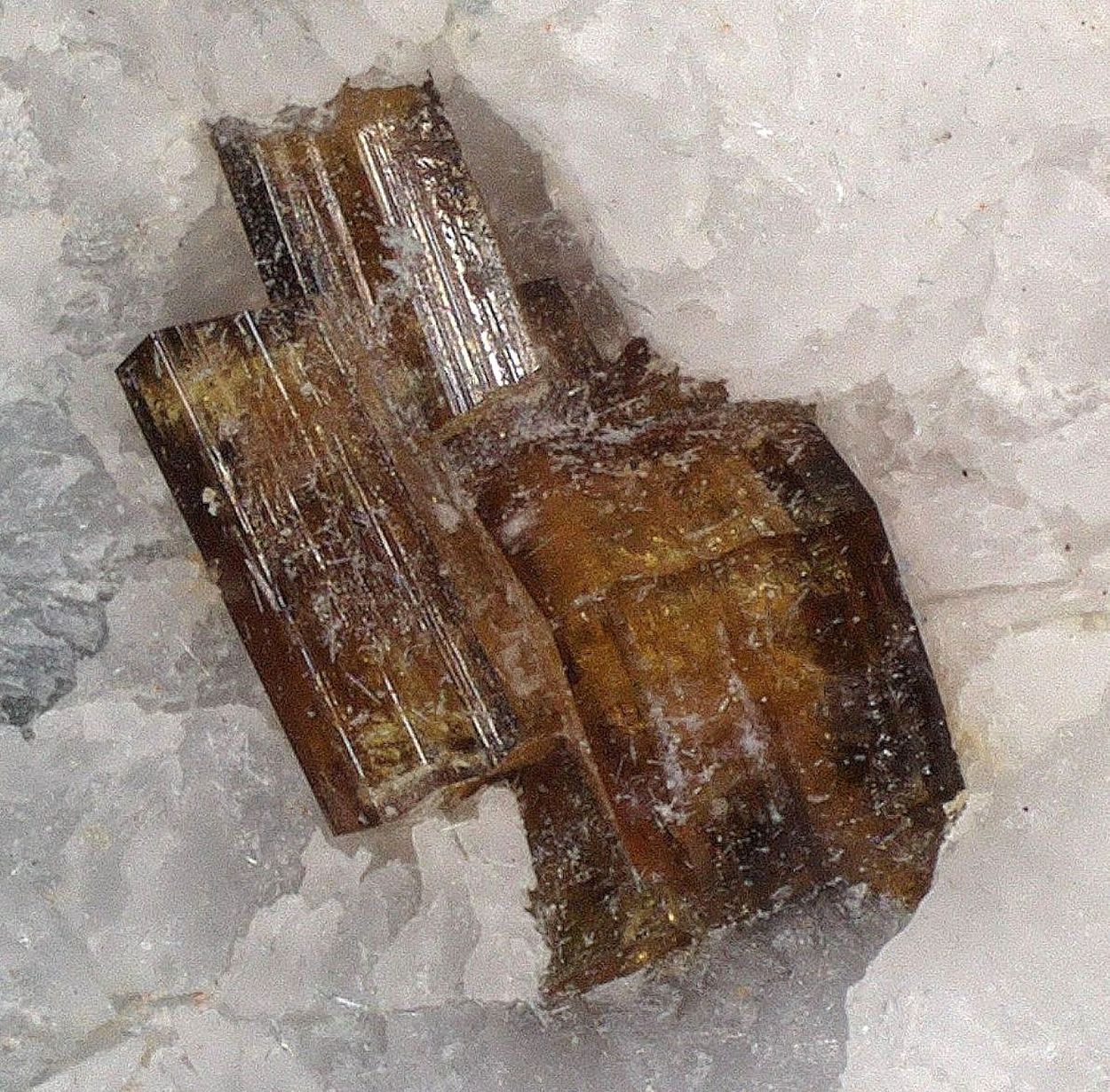 Joaquinite On Crossite & Natrolite