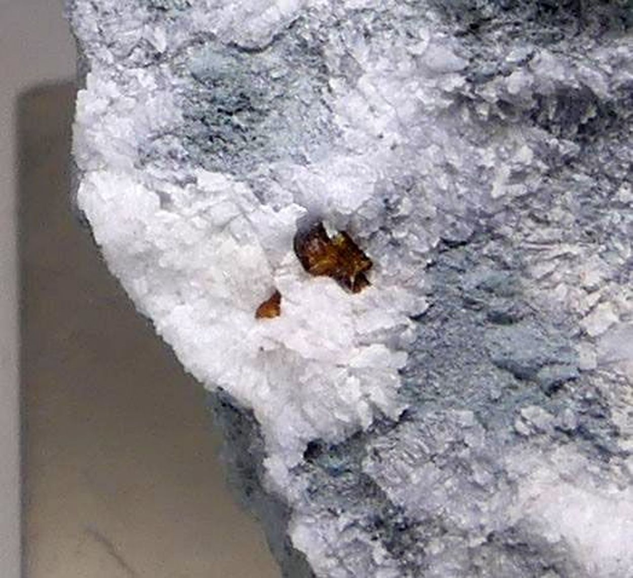 Joaquinite On Crossite & Natrolite