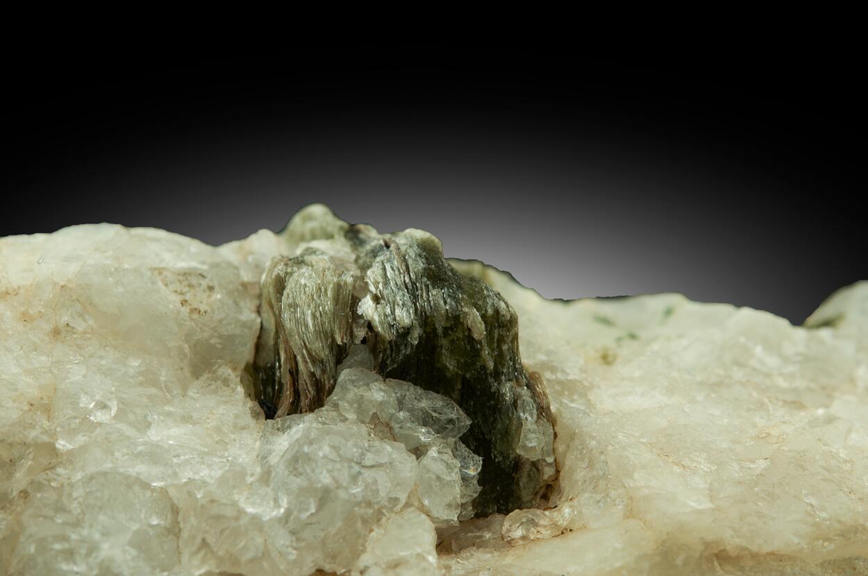 Beryl Var Aquamarine & Clintonite