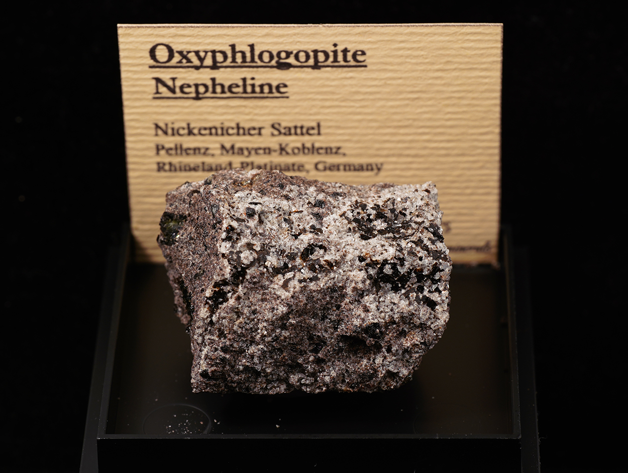 Oxyphlogopite & Nepheline
