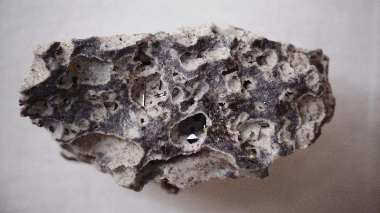 Fluoro-edenite Pseudobrookite & Hematite