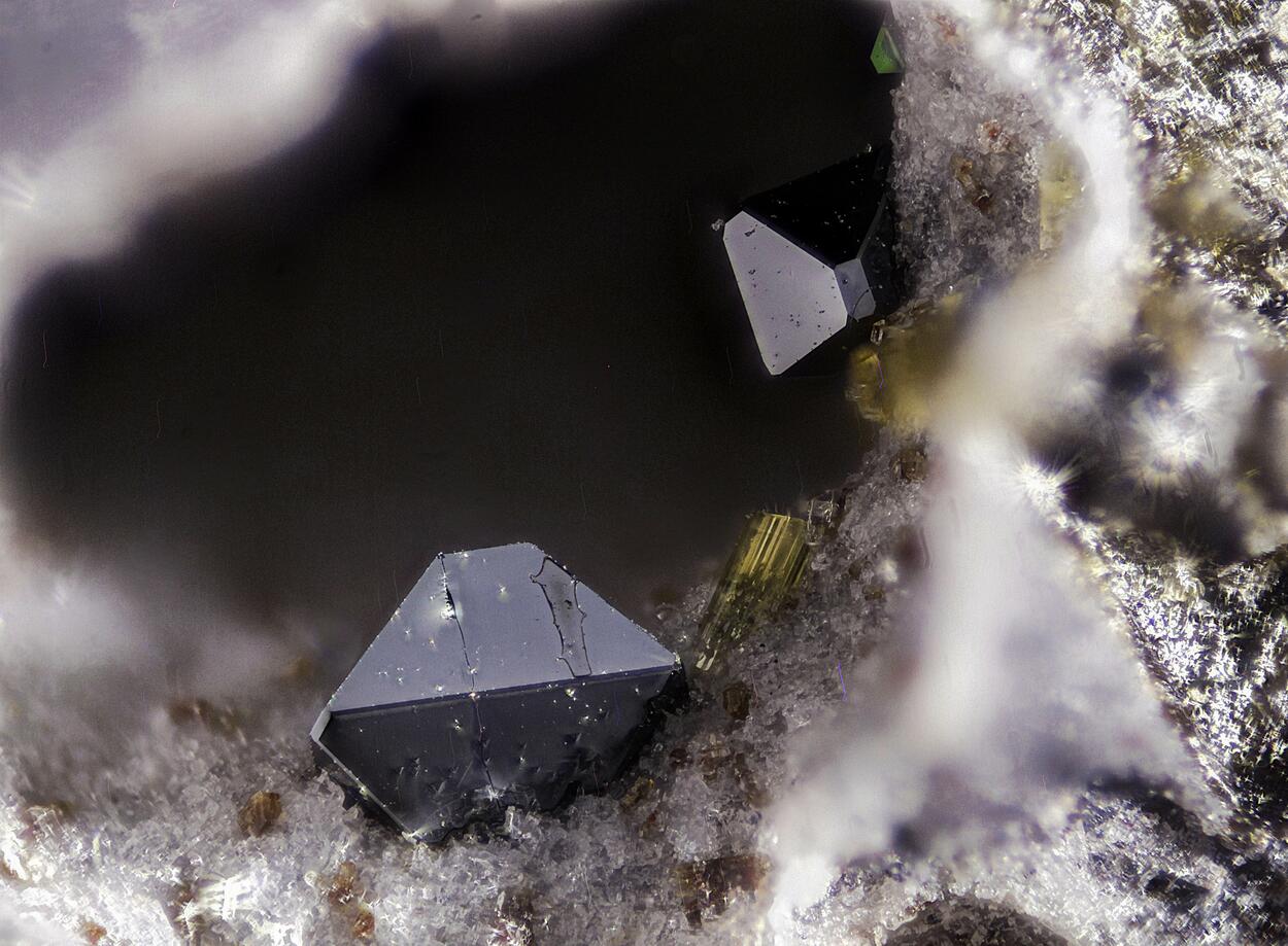 Fluoro-edenite Pseudobrookite & Hematite