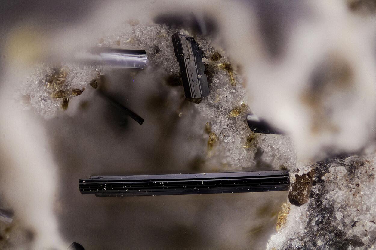 Fluoro-edenite Pseudobrookite & Hematite