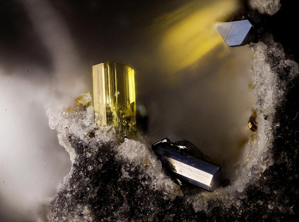 Fluoro-edenite Pseudobrookite & Hematite