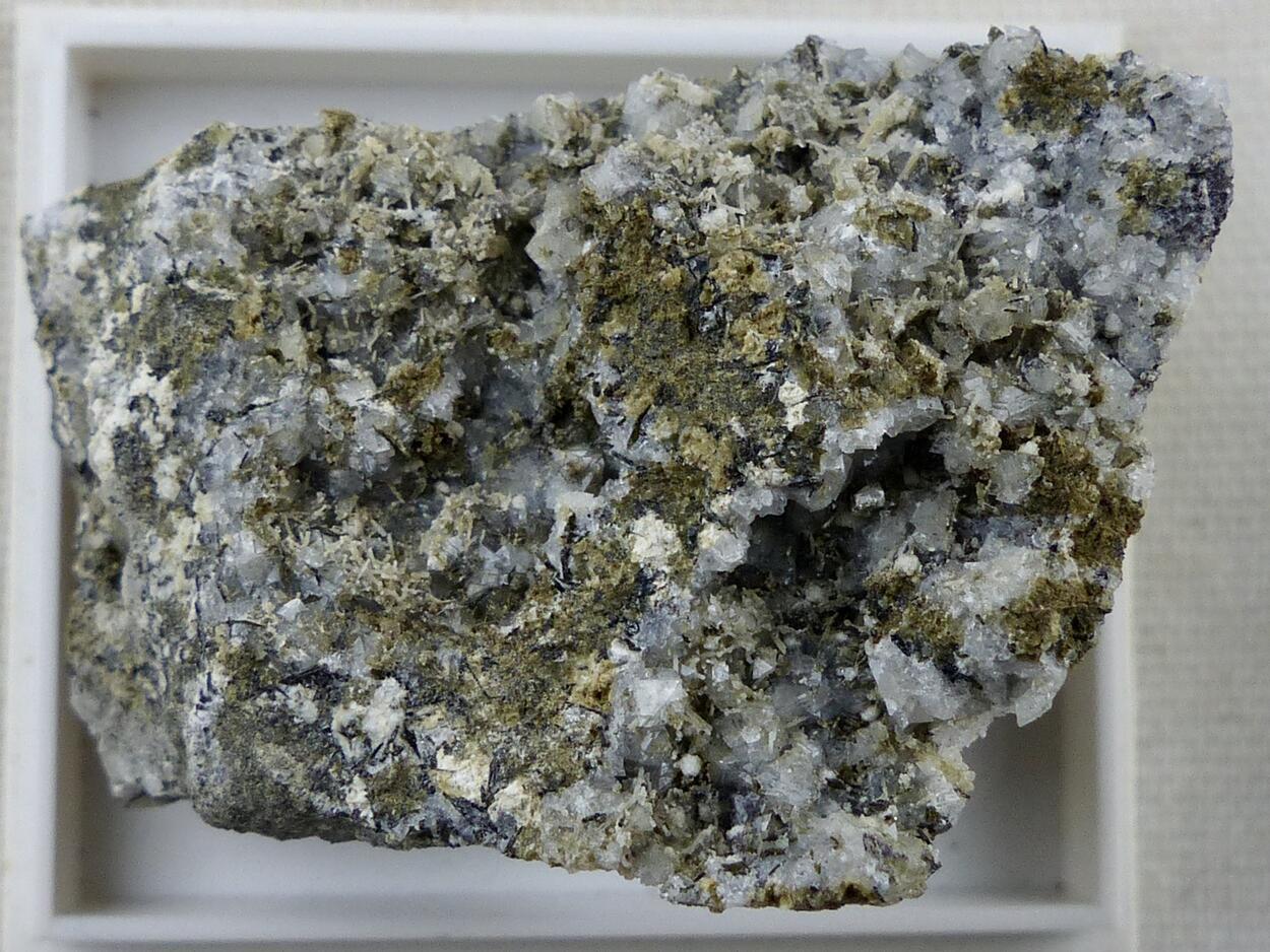 Alumohydrocalcite & Thomsonite & Apatite & Gismondine