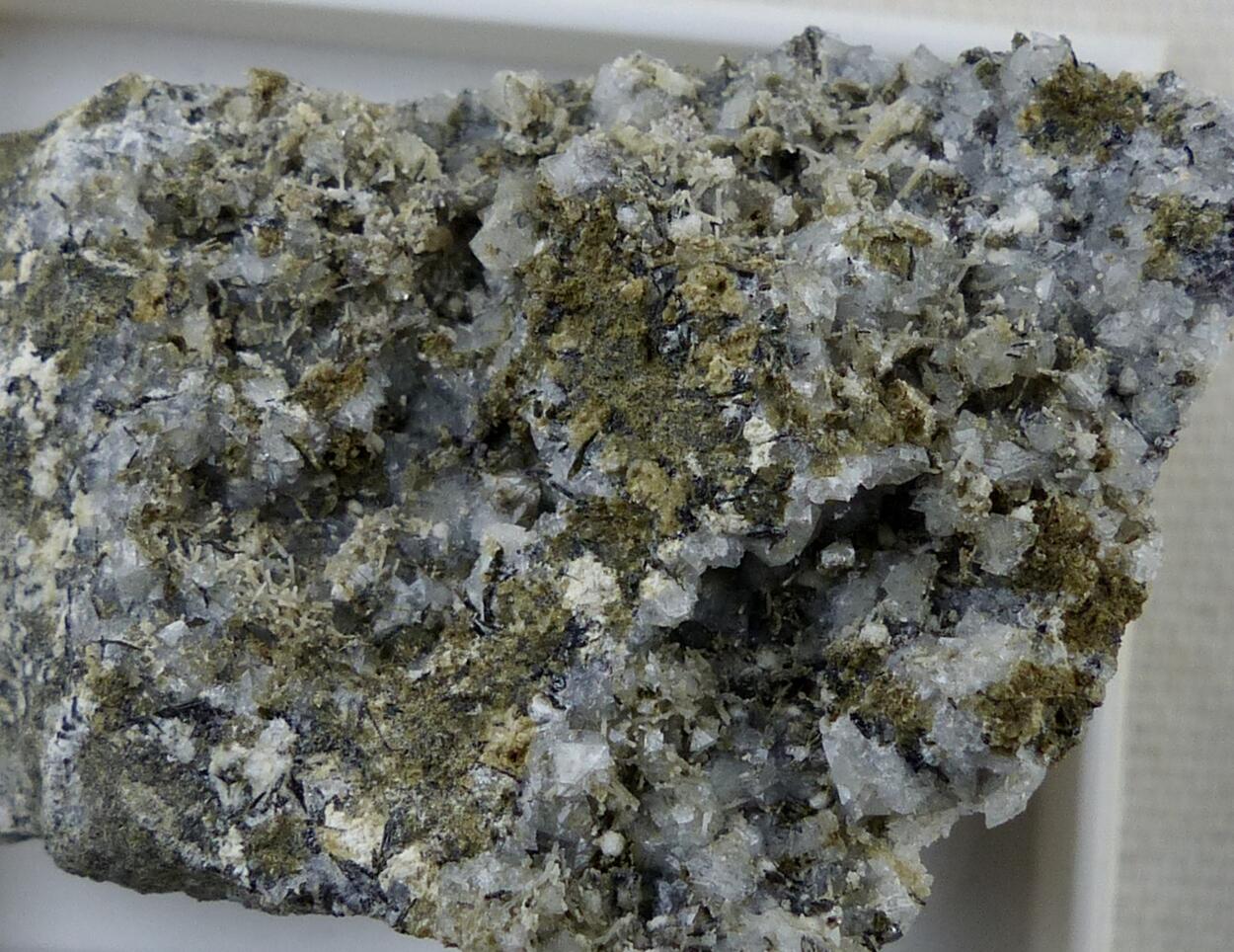 Alumohydrocalcite & Thomsonite & Apatite & Gismondine