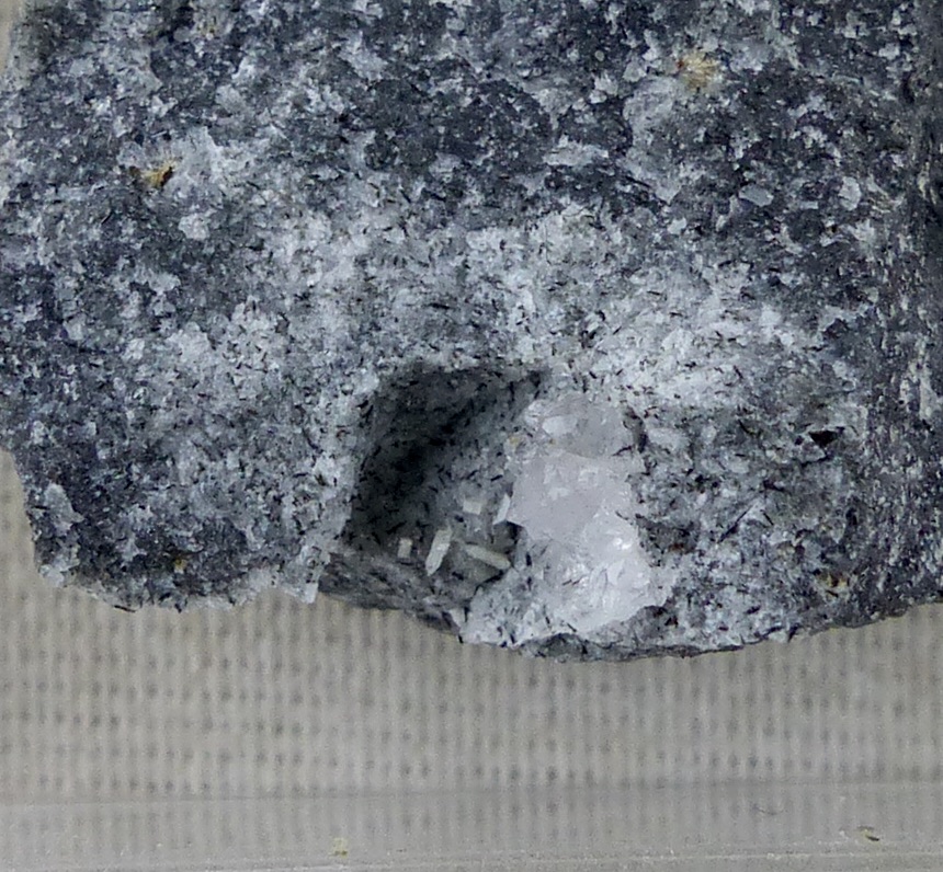 Sazhinite-(La) & Apophyllite