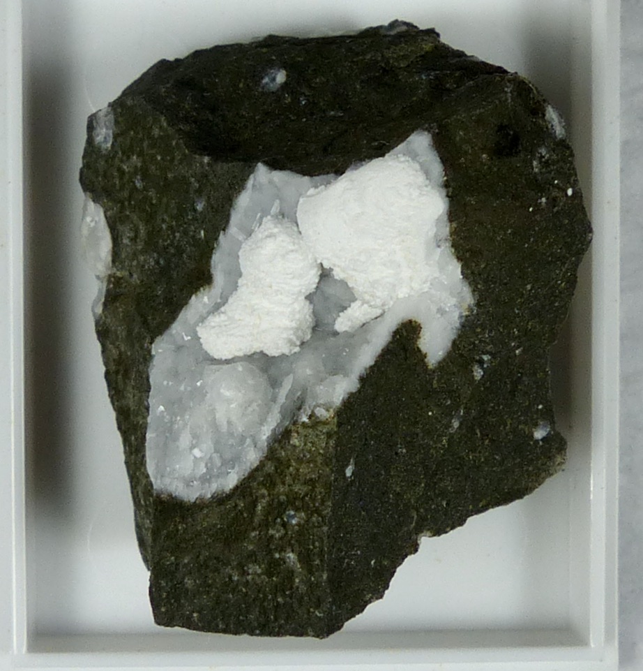 Gmelinite-Na & Tobermorite