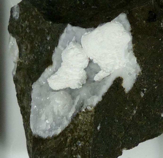 Gmelinite-Na & Tobermorite