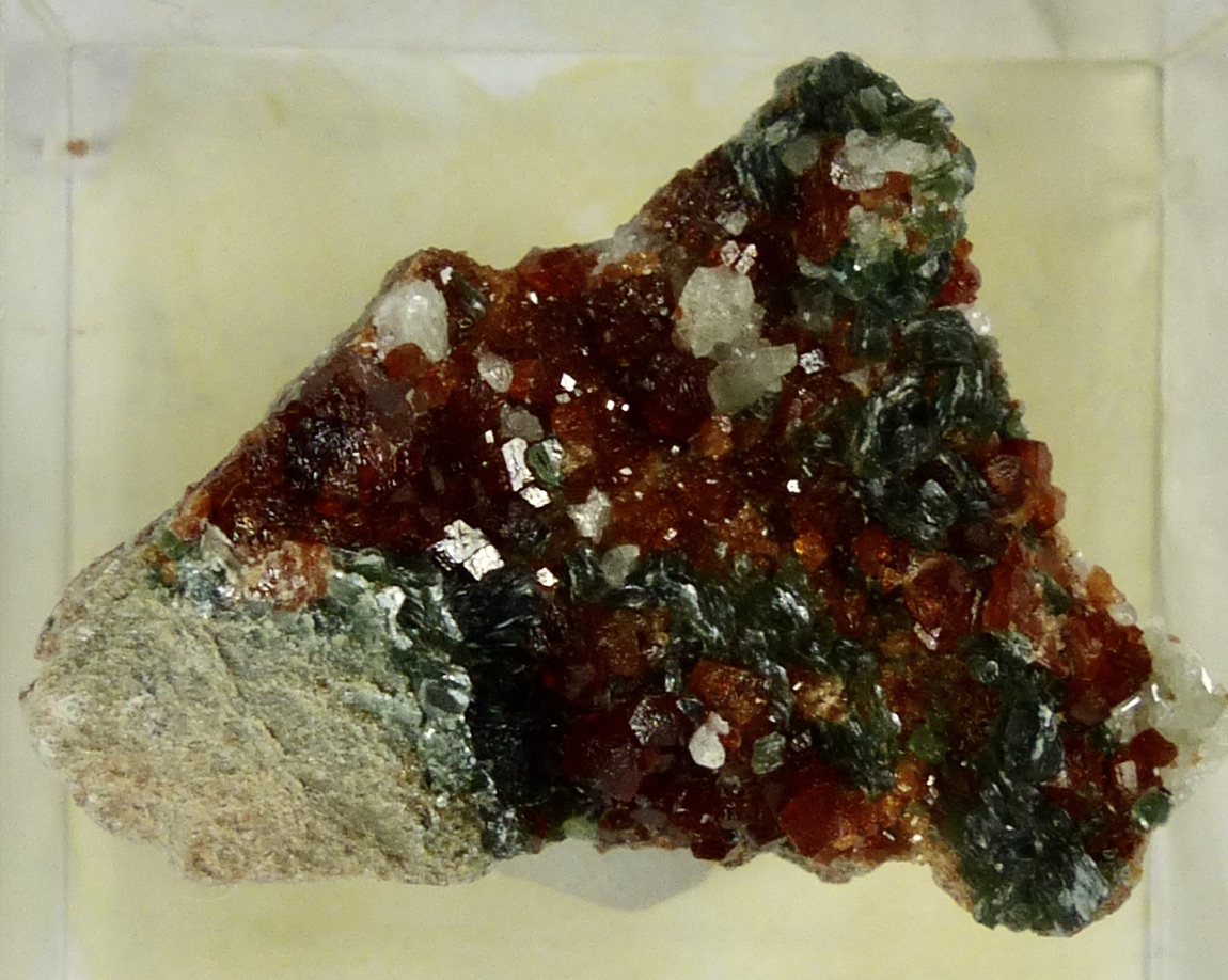 Grossular & Clinochlore & Diaspore