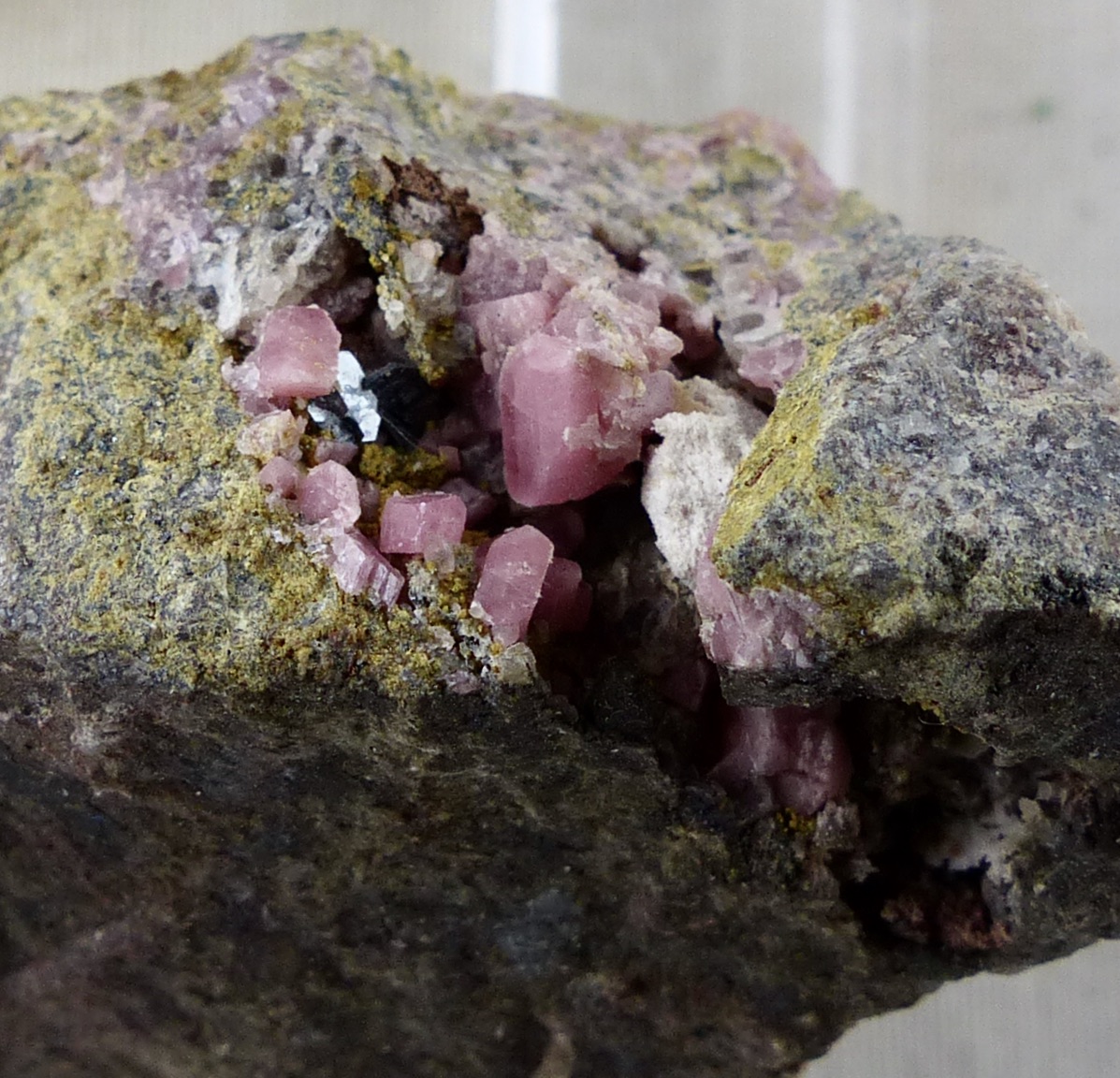 Ferriakasakaite-(Ce) Rhodonite