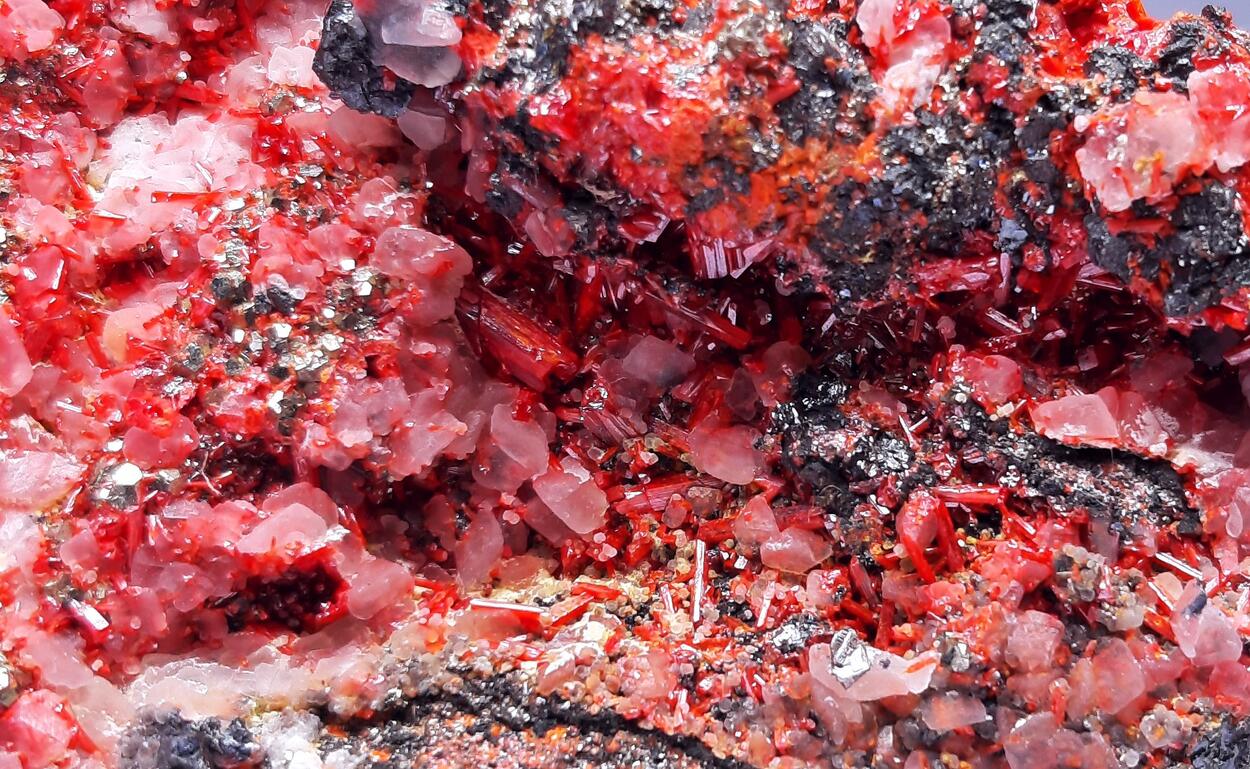 Realgar & Pyrite & Calcite