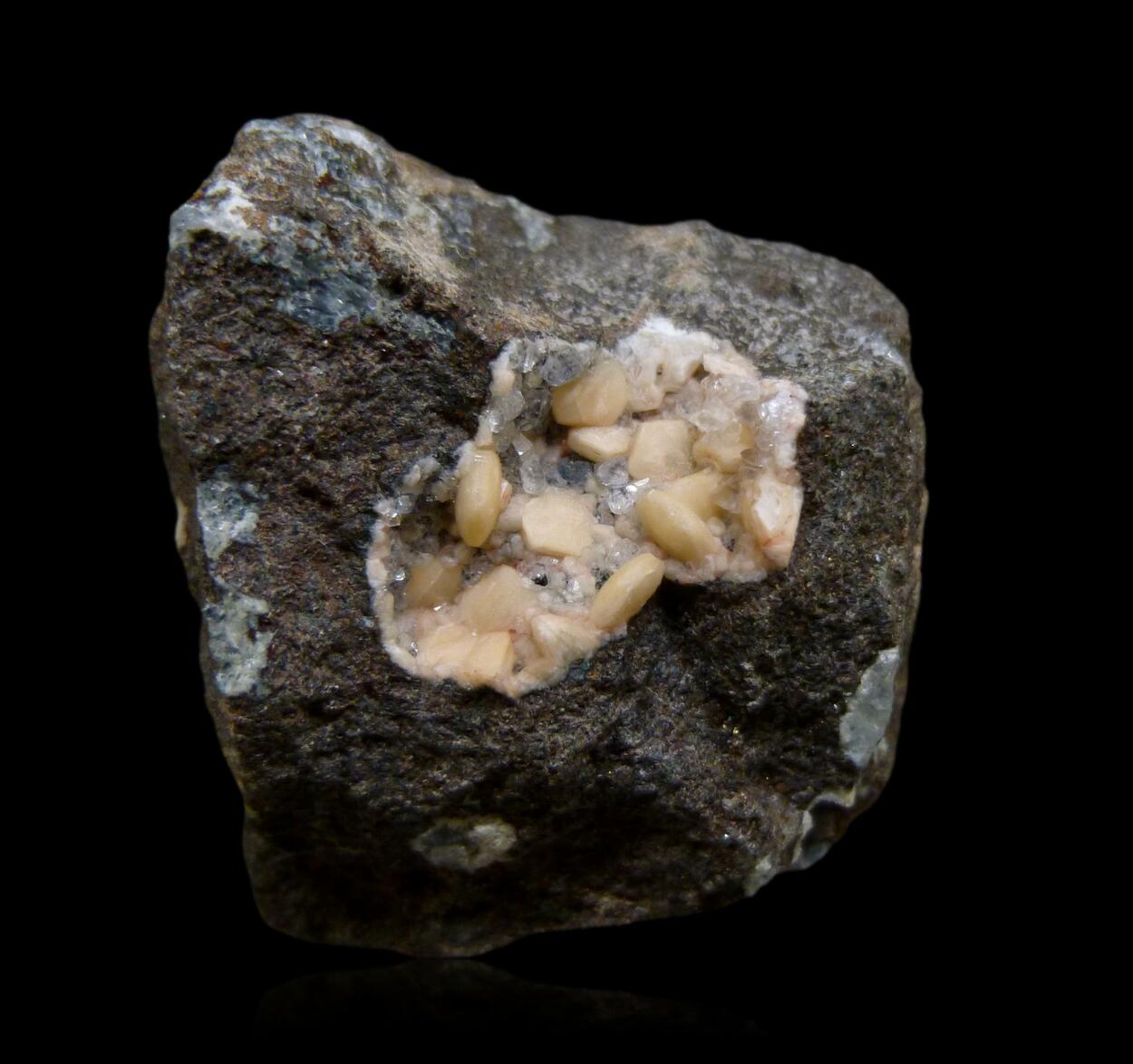 Gmelinite-Na Analcime & Calcite