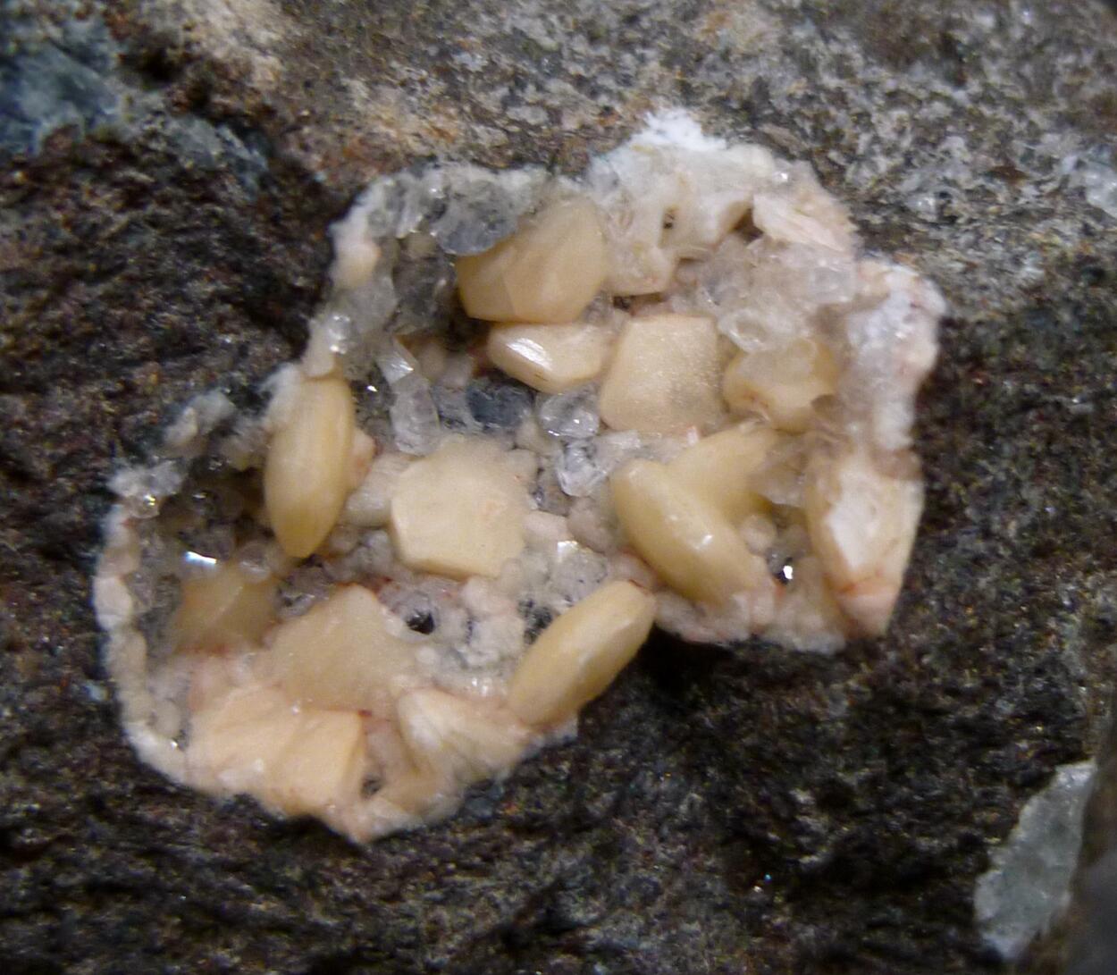 Gmelinite-Na Analcime & Calcite