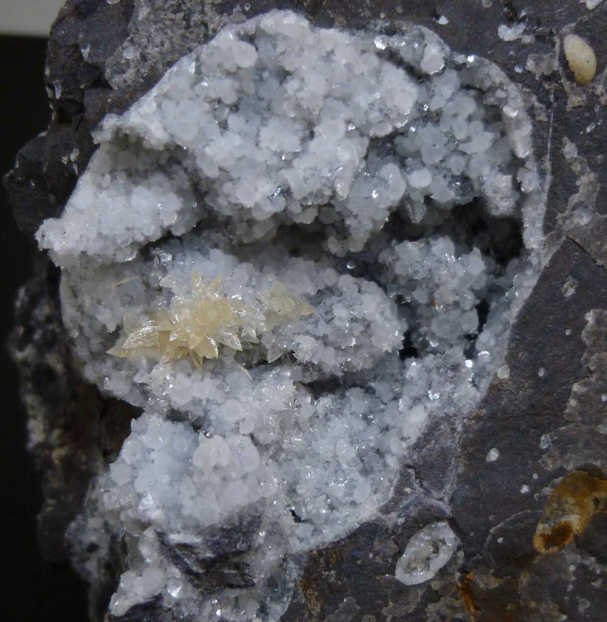 Thomsonite-Ca Chabazite-Ca & Calcite