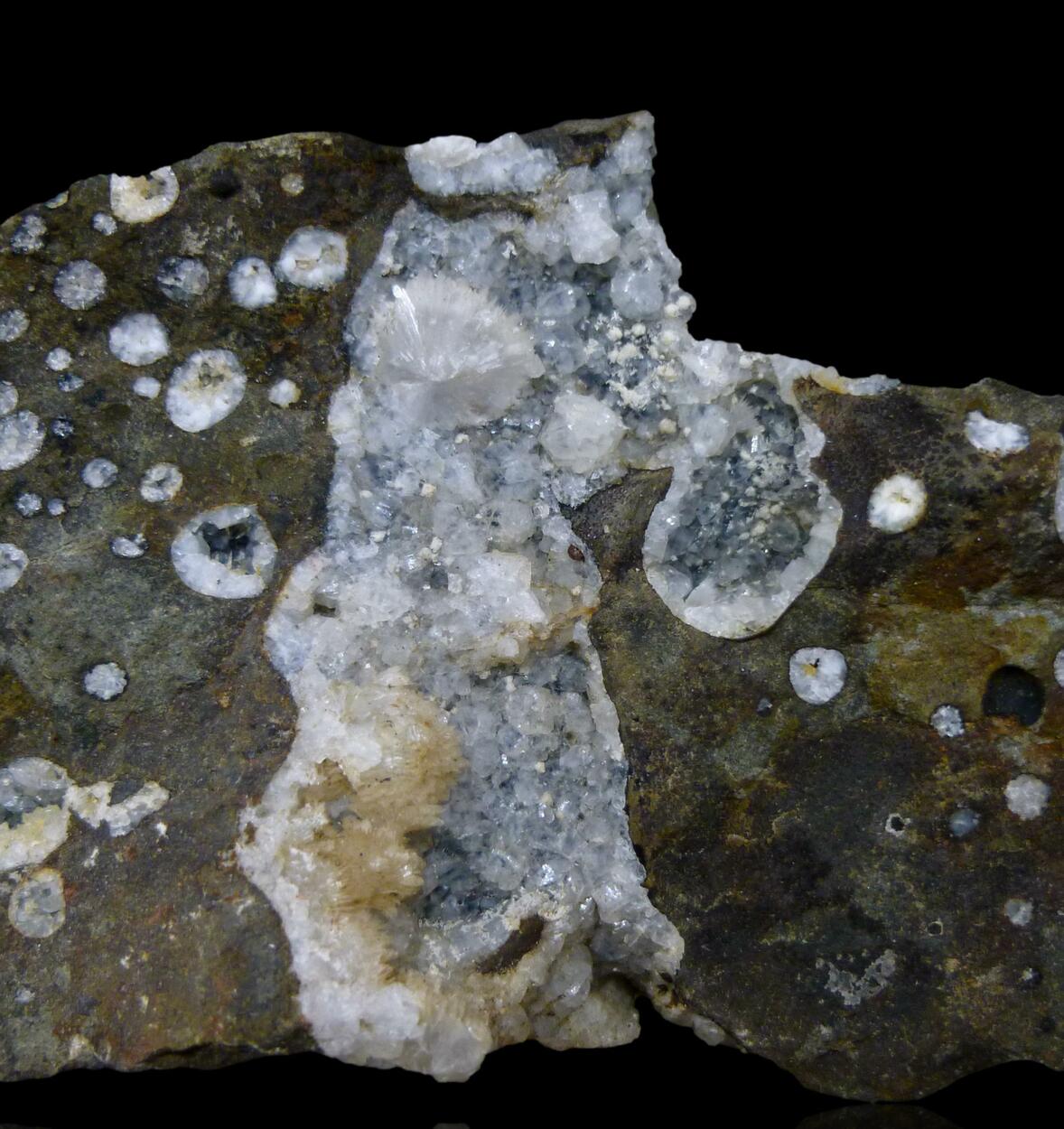 Gismondine Phillipsite & Thomsonite-Ca