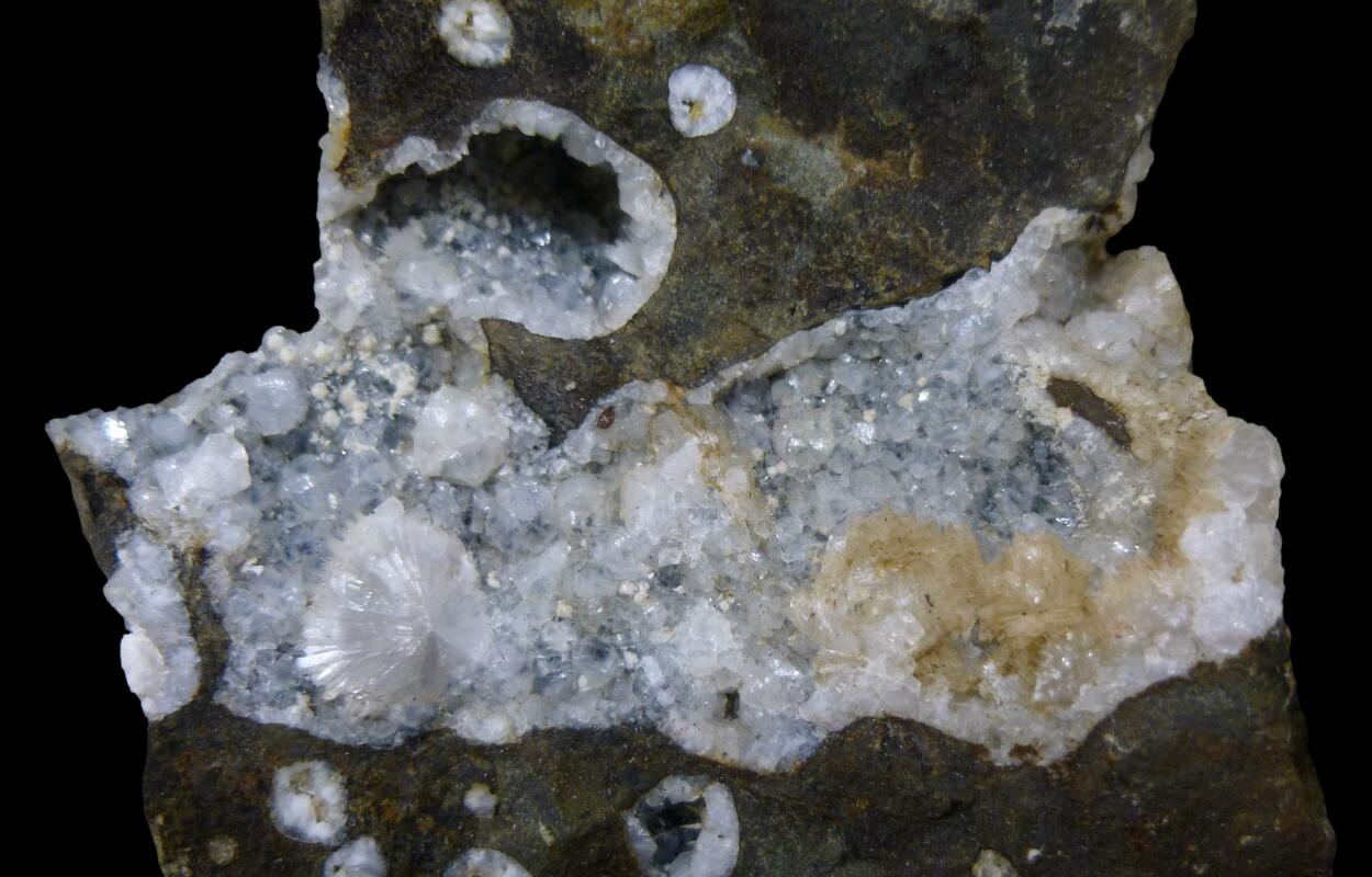 Gismondine Phillipsite & Thomsonite-Ca