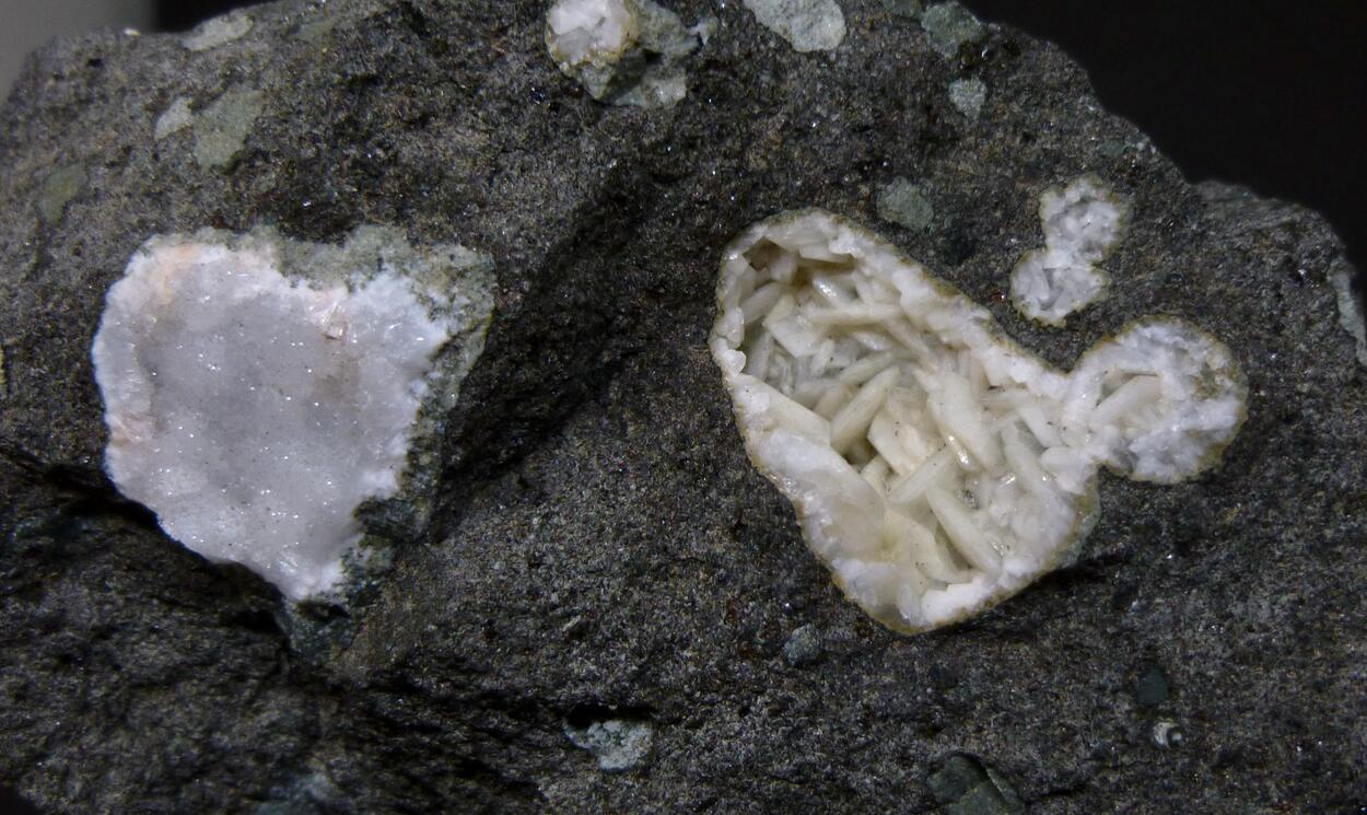 Gmelinite-Na & Natrolite