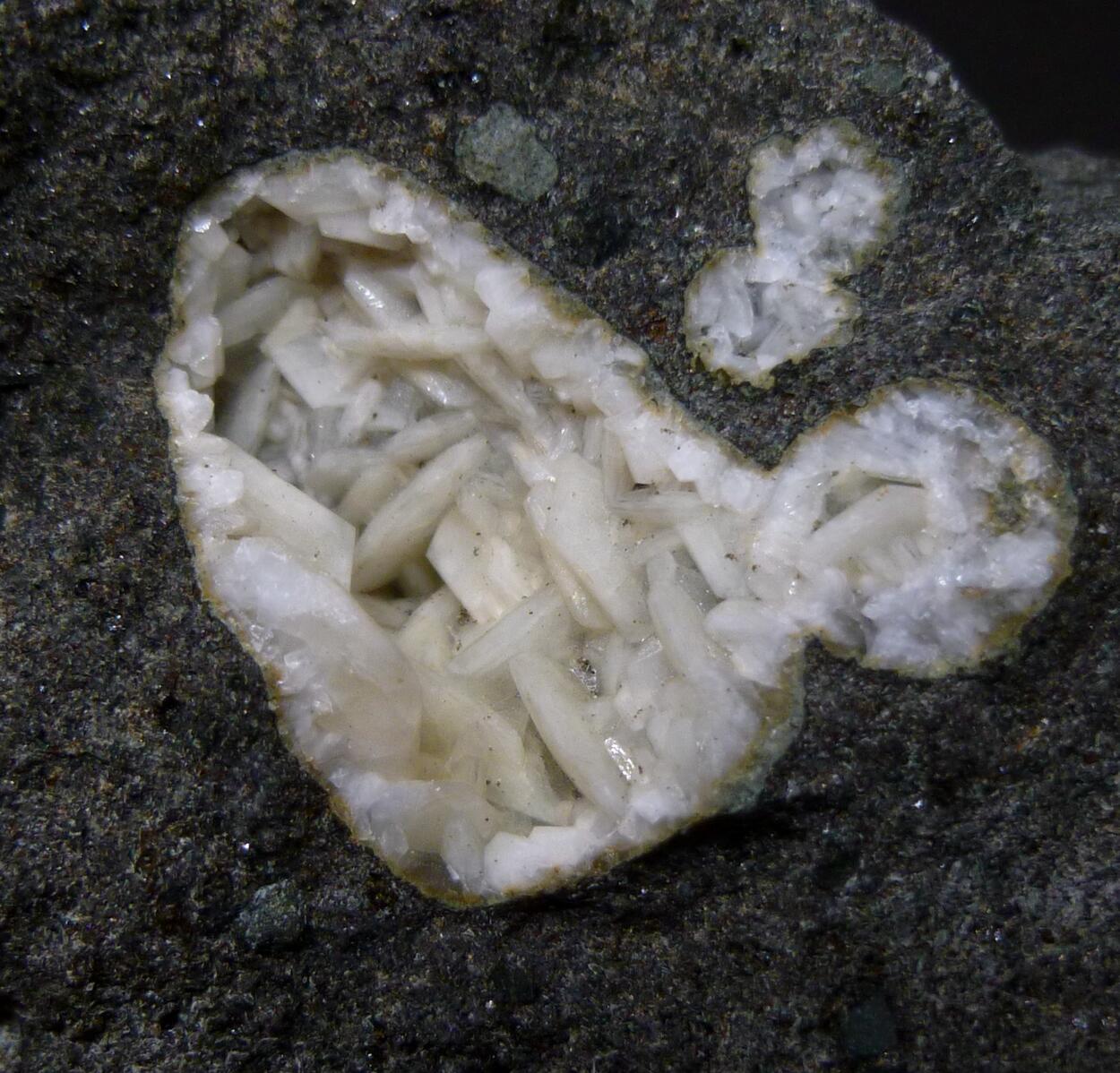 Gmelinite-Na & Natrolite