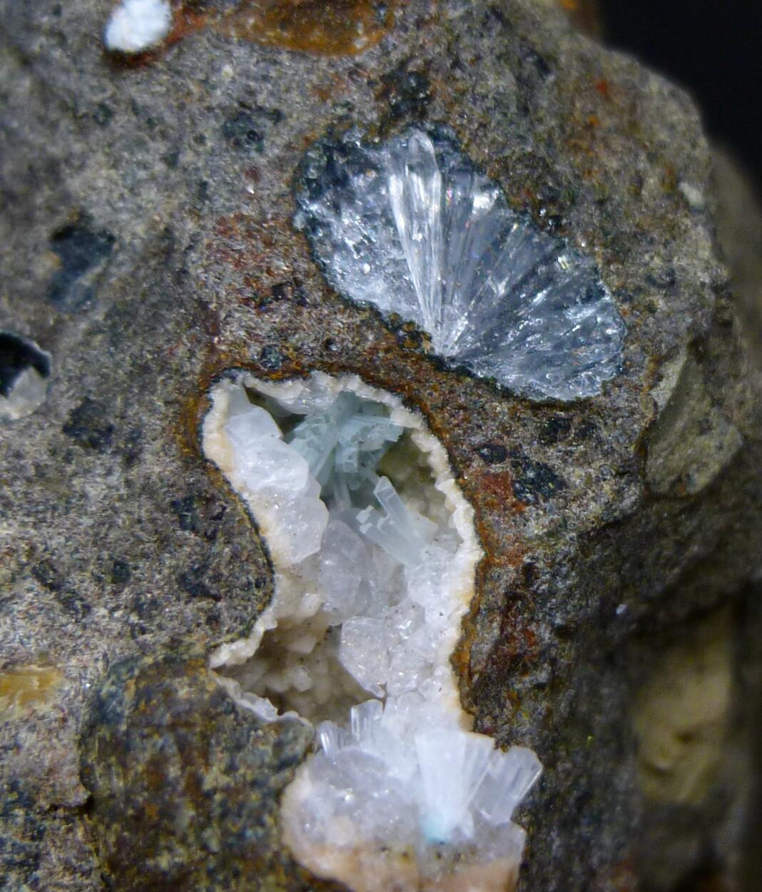 Analcime Natrolite & Gmelinite-Na