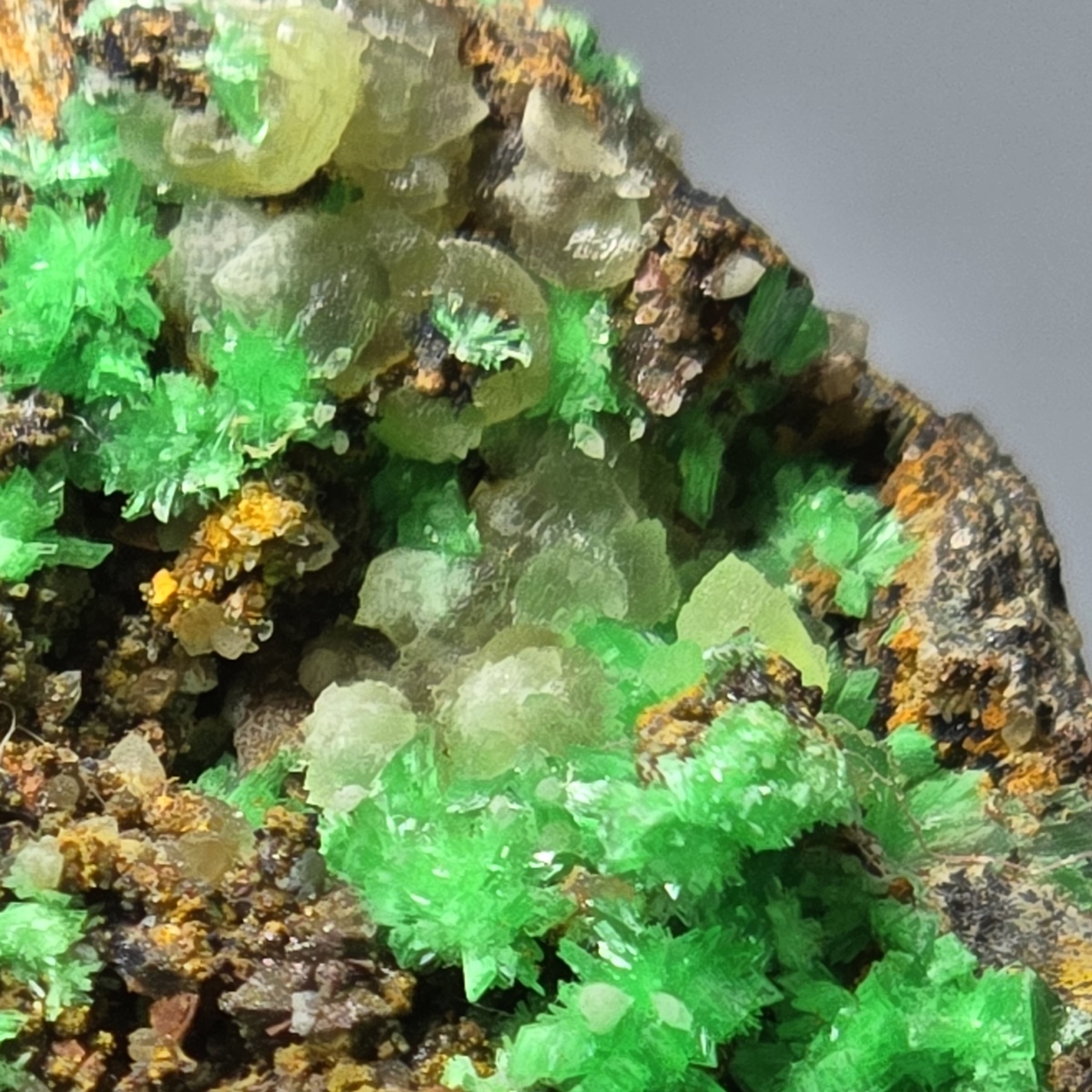 Annabergite Gaspéite & Calcite