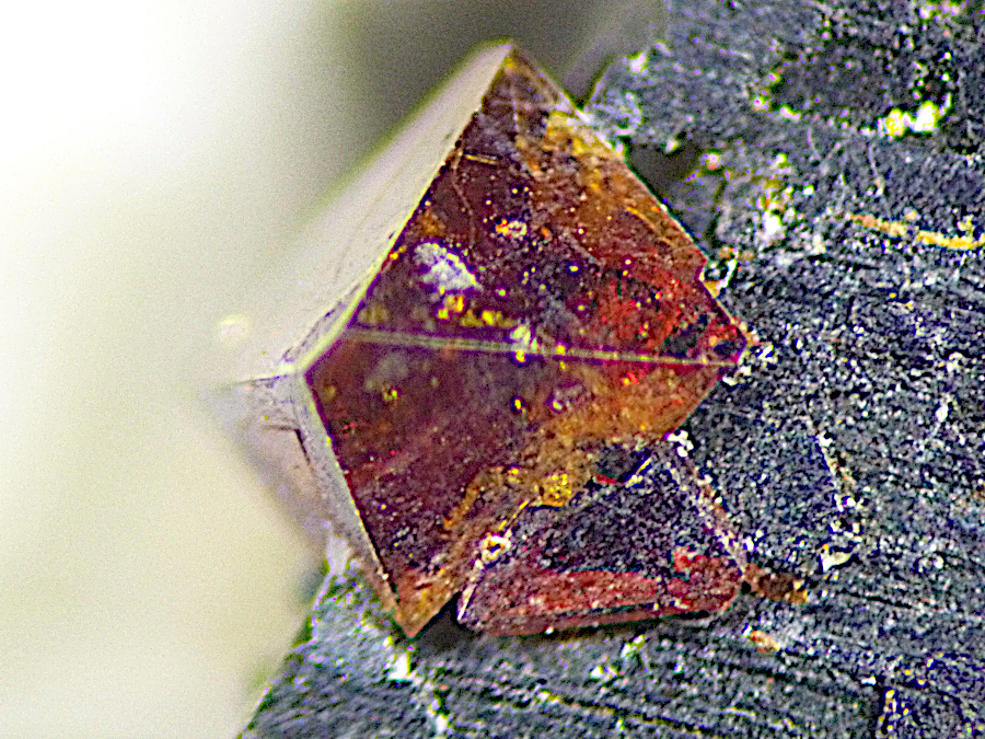 Fluornatropyrochlore