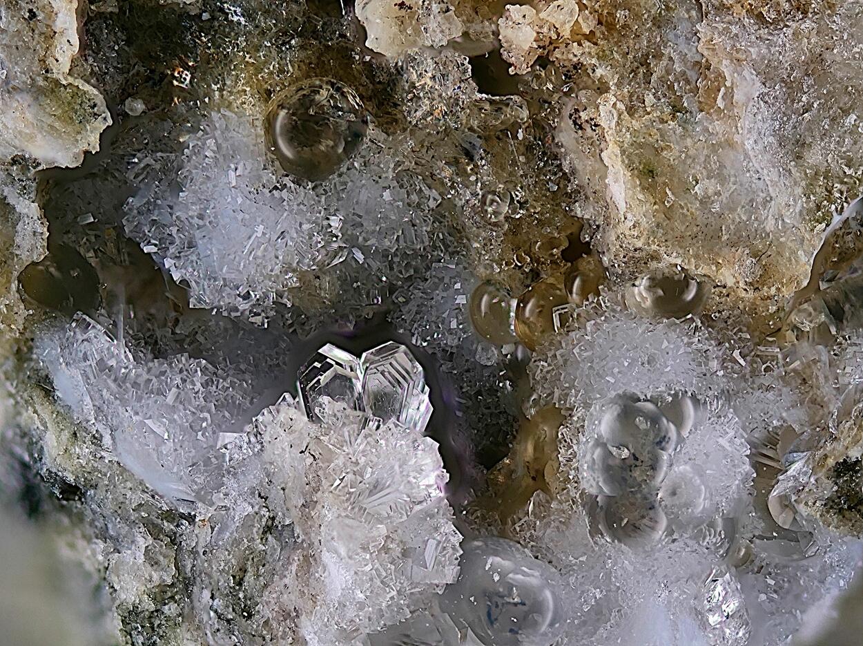 Flörkeite Willhendersonite & Thomsonite-Ca