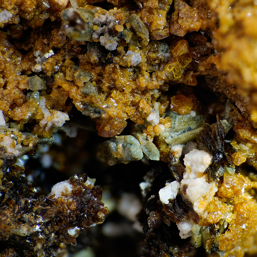 Fluorcalcioroméite & Pyrophanite