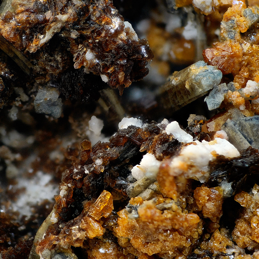 Fluorcalcioroméite & Pyrophanite