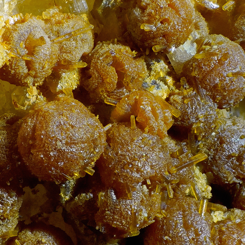 Zanazziite Kosnarite & Eosphorite On Albite