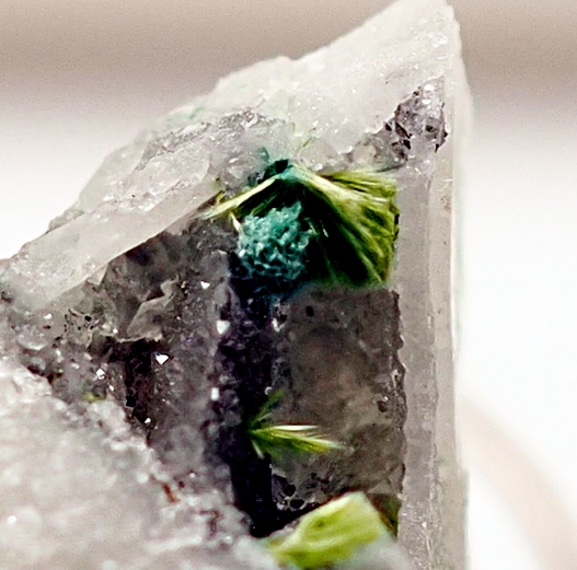 Strashimirite & Agardite-(Ce)