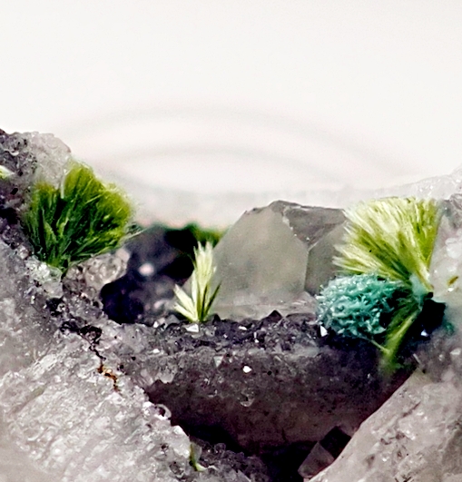 Strashimirite & Agardite-(Ce)