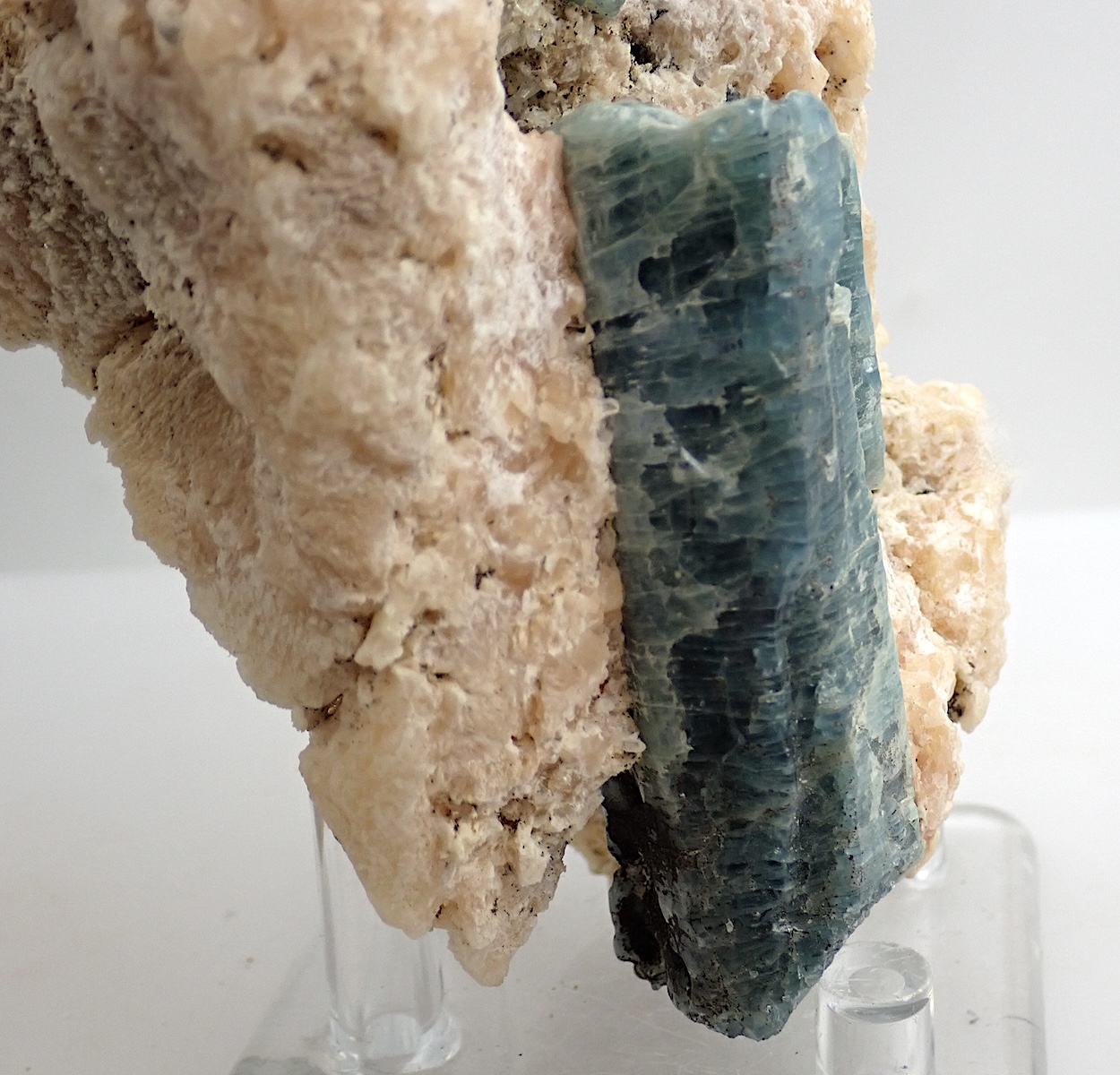 Fluorapatite In Calcite