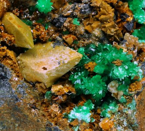 Annabergite Mimetite Calcite Ankerite Gaspéite Nickeloan Adamite & Psilomelane