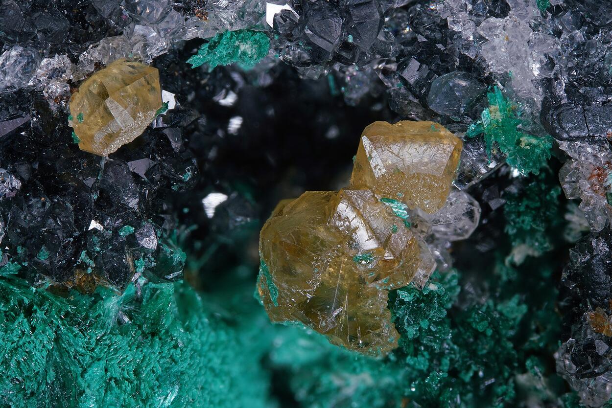 Powellite With Brochantite