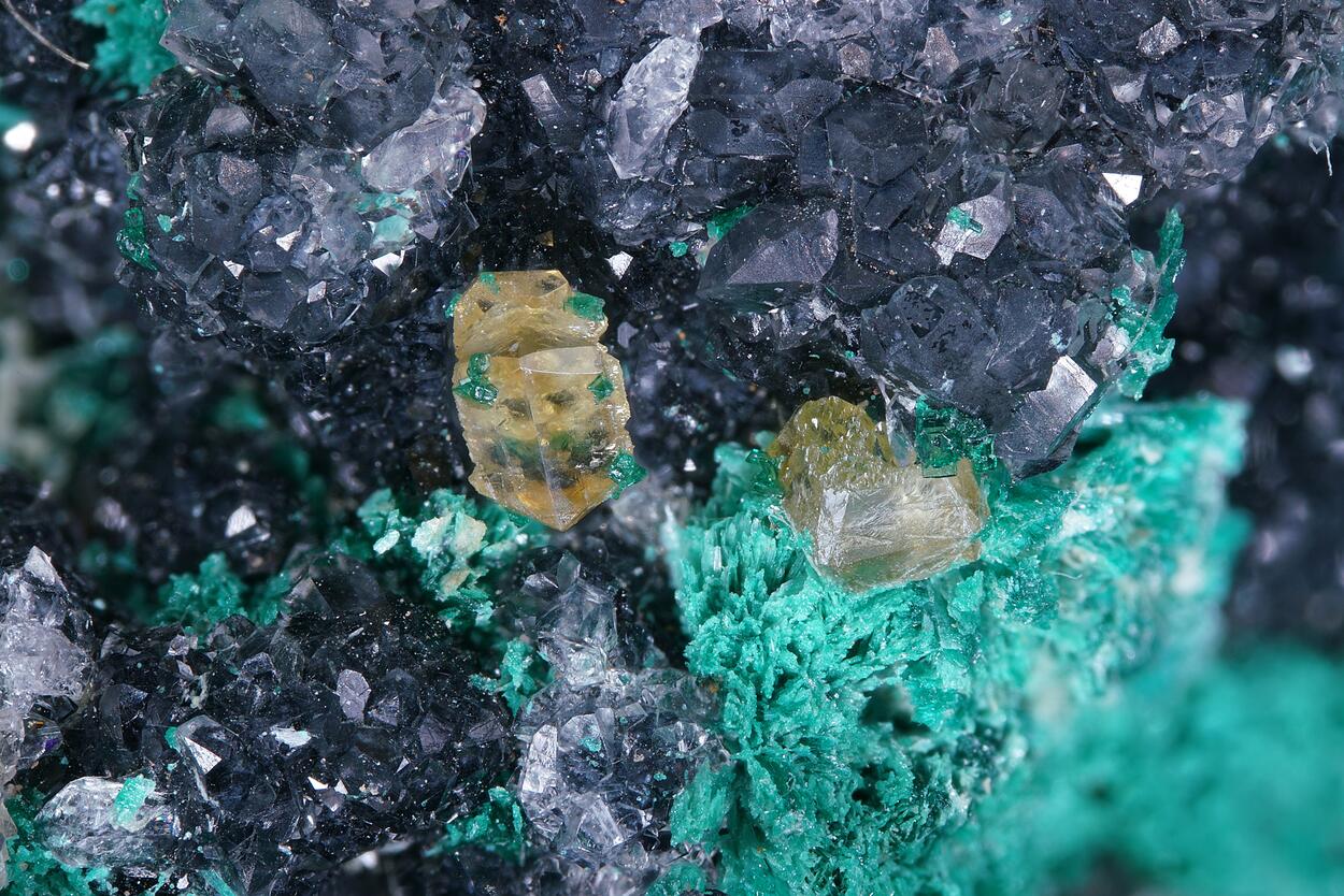 Powellite With Brochantite