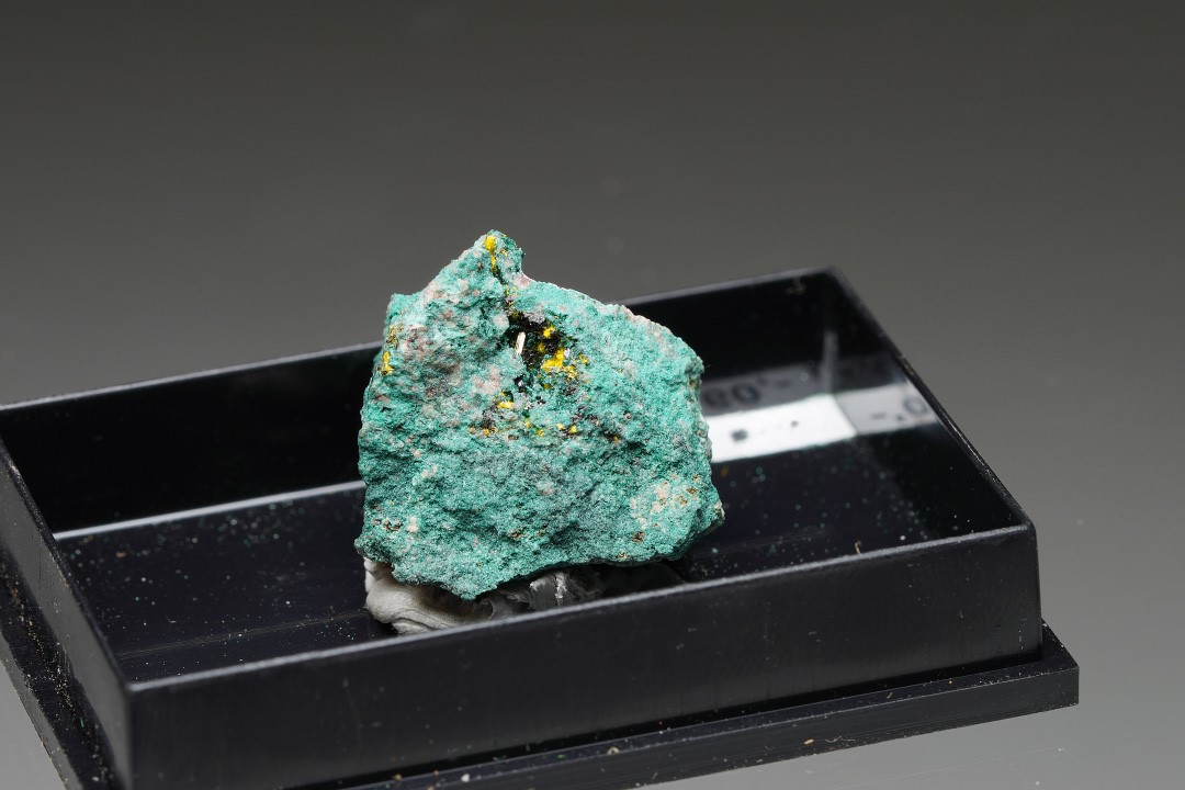 Guilleminite On Derriksite