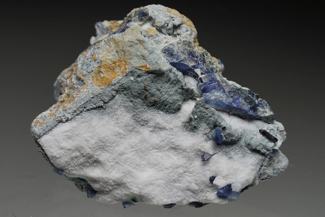 Benitoite Joaquinite-(Ce) & Neptunite